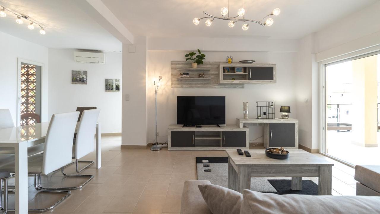 Modern 2 Bedroom Apartment 100 M From The Beach ฮาเวอา ภายนอก รูปภาพ